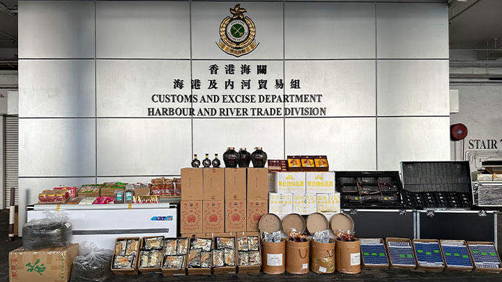 部分檢獲的懷疑走私烈酒和其他懷疑走私貨物。政府新聞處圖片