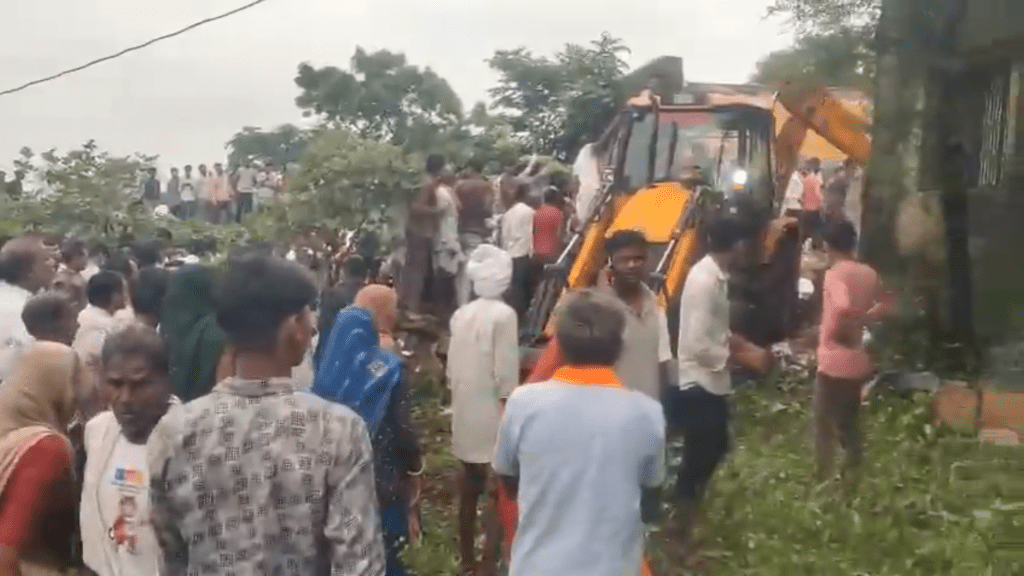 挖土机抵达现场协助清理。X@jaina111