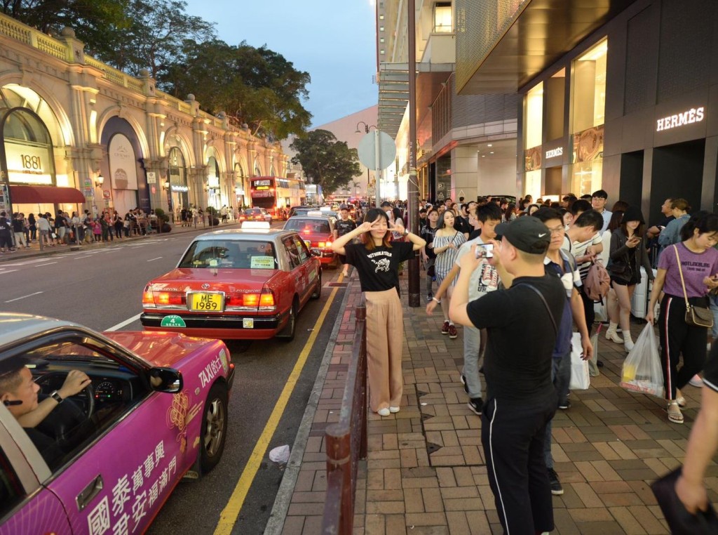 尖沙嘴各條街道亦人頭湧湧。