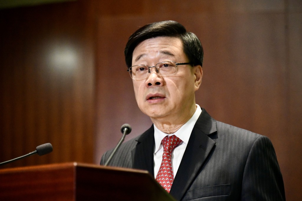 身兼港大校監的行政長官李家超感謝張翔出任校長期間的工作，以及對港大的貢獻。盧江球攝