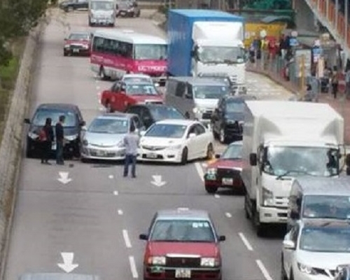 荃灣大涌道3輛私家車疑爭行車線相撞。Kwok Keung Cheung圖片