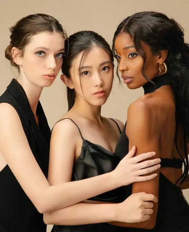 作品中三位女性模特分別是白種人、黃種人和黑種人。