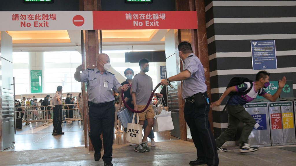香港書展今日開幕，有市民急不及待衝入場。