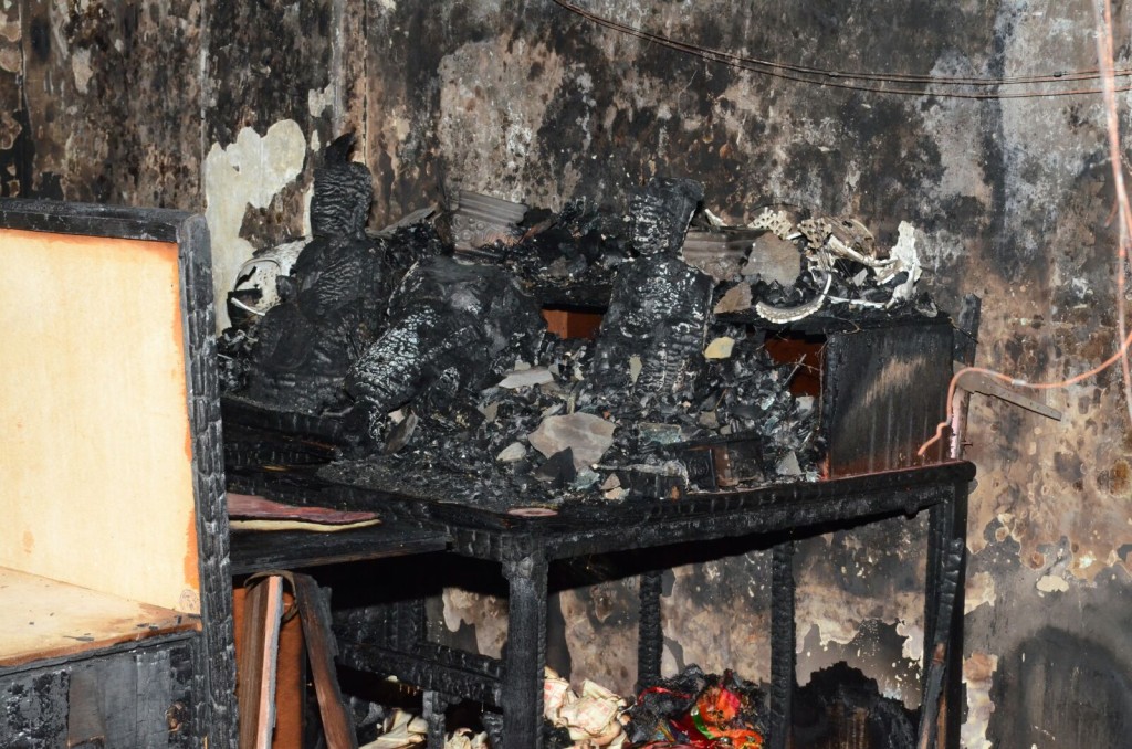 起火單位內一片燻黑。