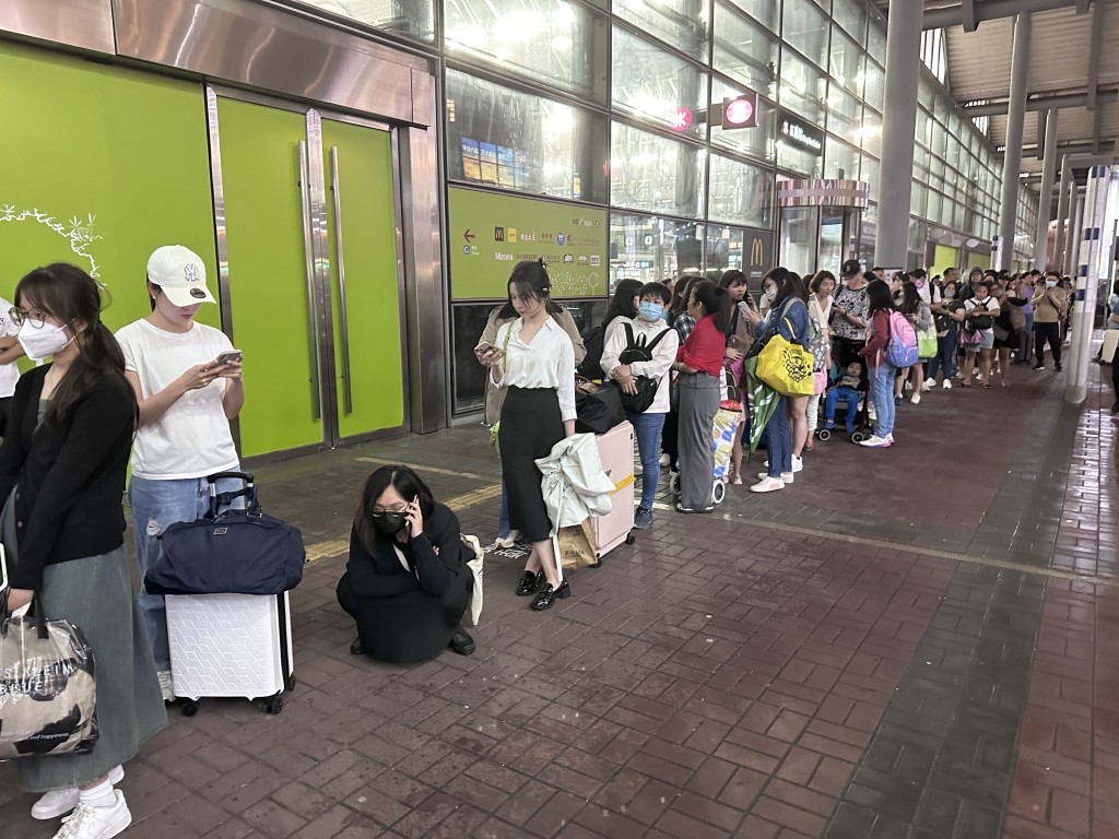 颱風「小犬」掠過香港，最高懸掛9號風球，全港公共交通近乎停頓，希望歸家的市民十分徬徨。