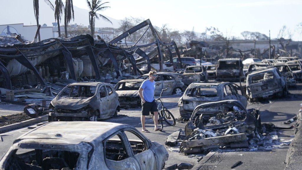 大火过后，大量汽车和房屋变成碳。　美联社