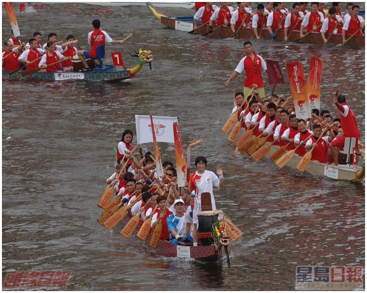 用龙舟来运送火炬,为奥运历史上首次见到。资料图片