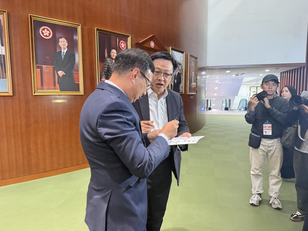 狄志遠向同事及傳媒代表索取簽名留念。曹露尹攝 狄志遠向同事及傳媒代表索取簽名留念。曹露尹攝
