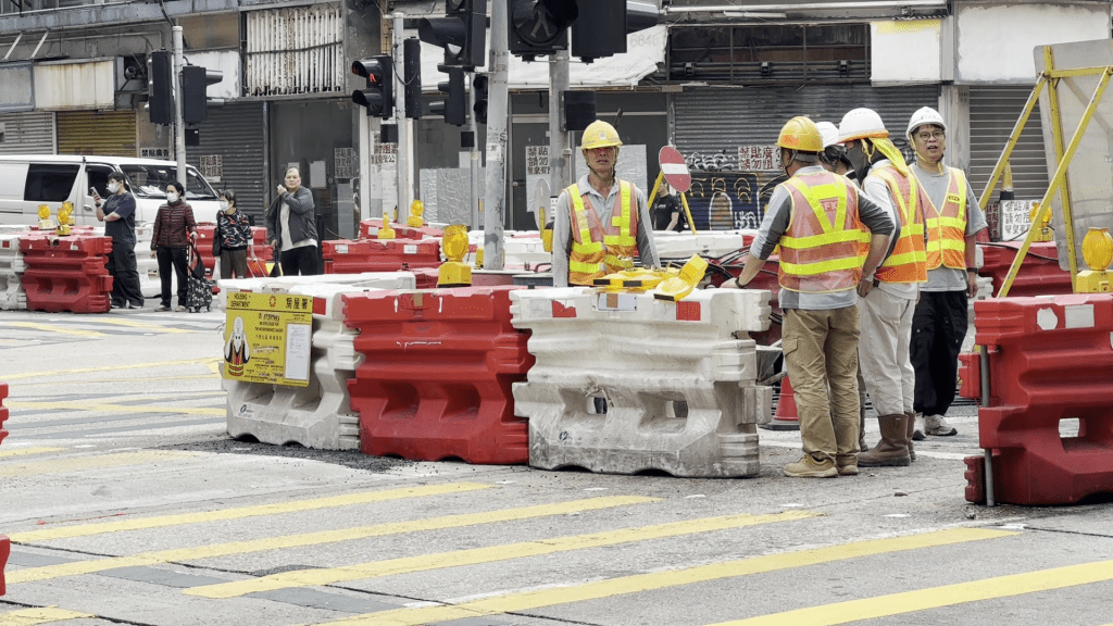 下午2時許現場所見,有數名工人在安全島範圍,相信是準備調整水馬。 下午2時許現場所見,有數名工人在安全島範圍,相信是準備調整水馬。