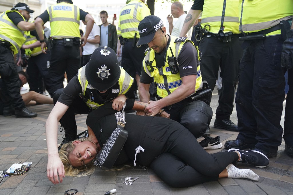 诺丁汉警员拘捕示威者。美联社