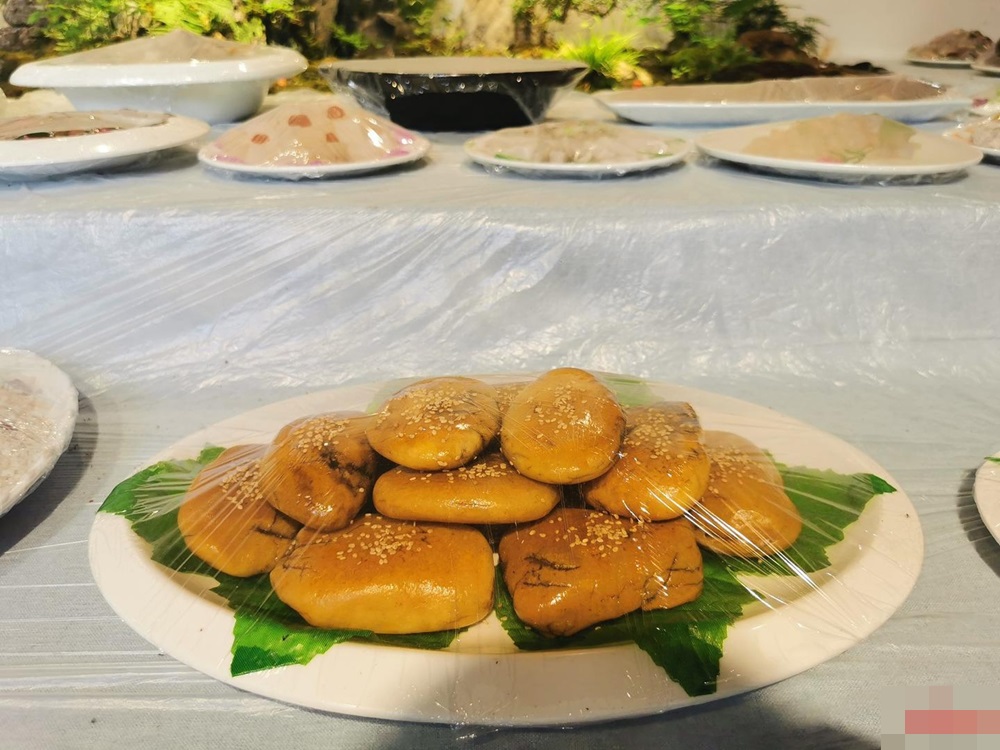 石頭版「滿漢全席」，使用的石材均來自新疆的戈壁灘。網上圖片