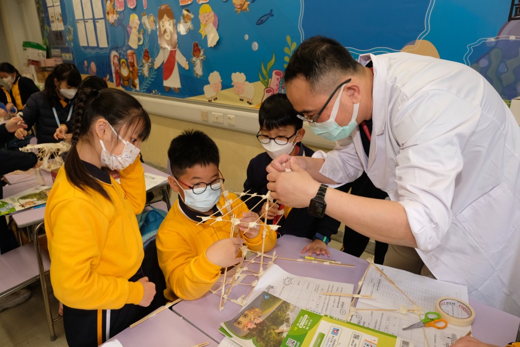 學校重視科學探索，每年舉行STEM周，引導學生進行各樣實驗。