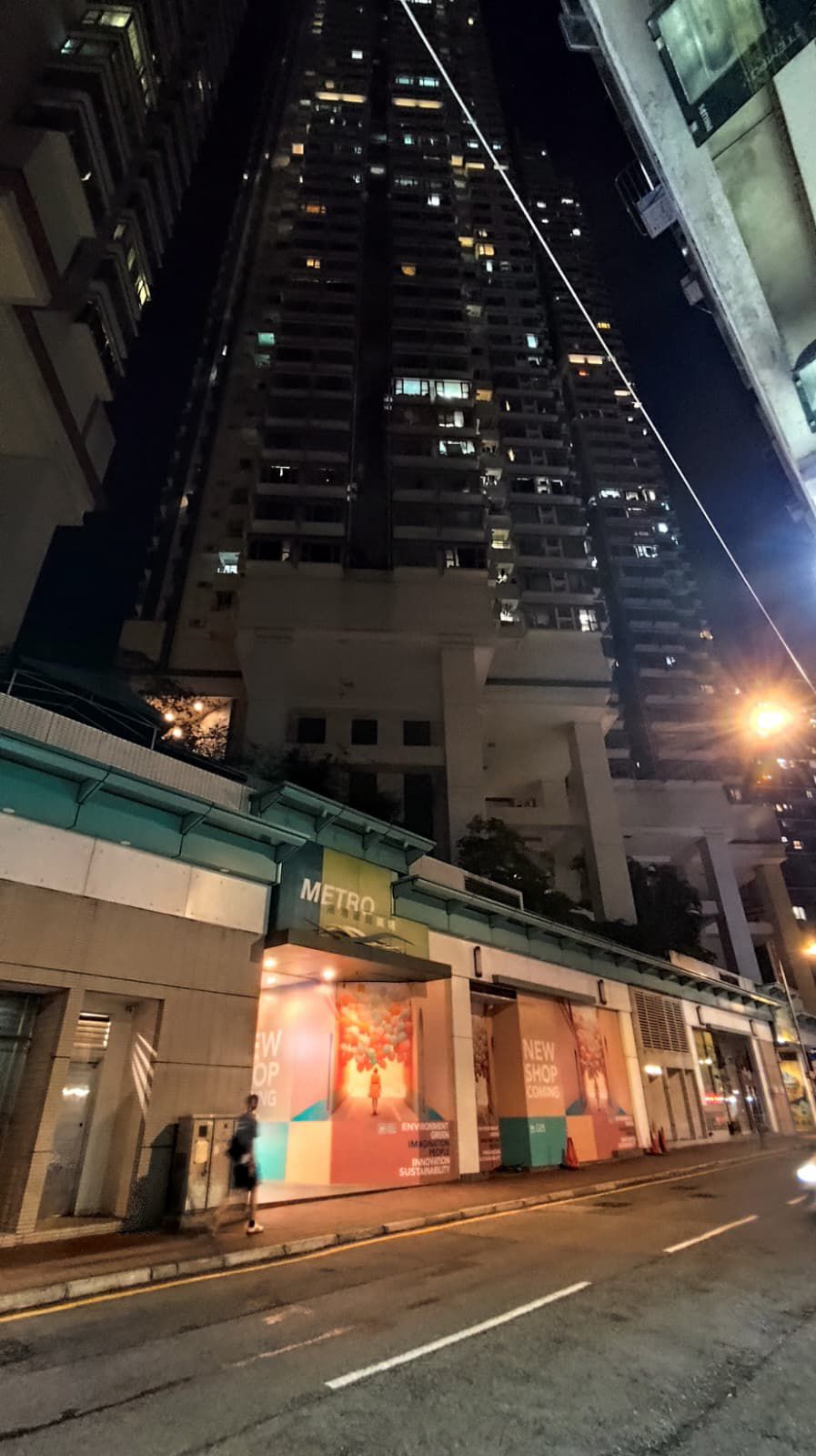 現場為大角咀福利街8號港灣豪庭對開。 現場為大角咀福利街8號港灣豪庭對開。