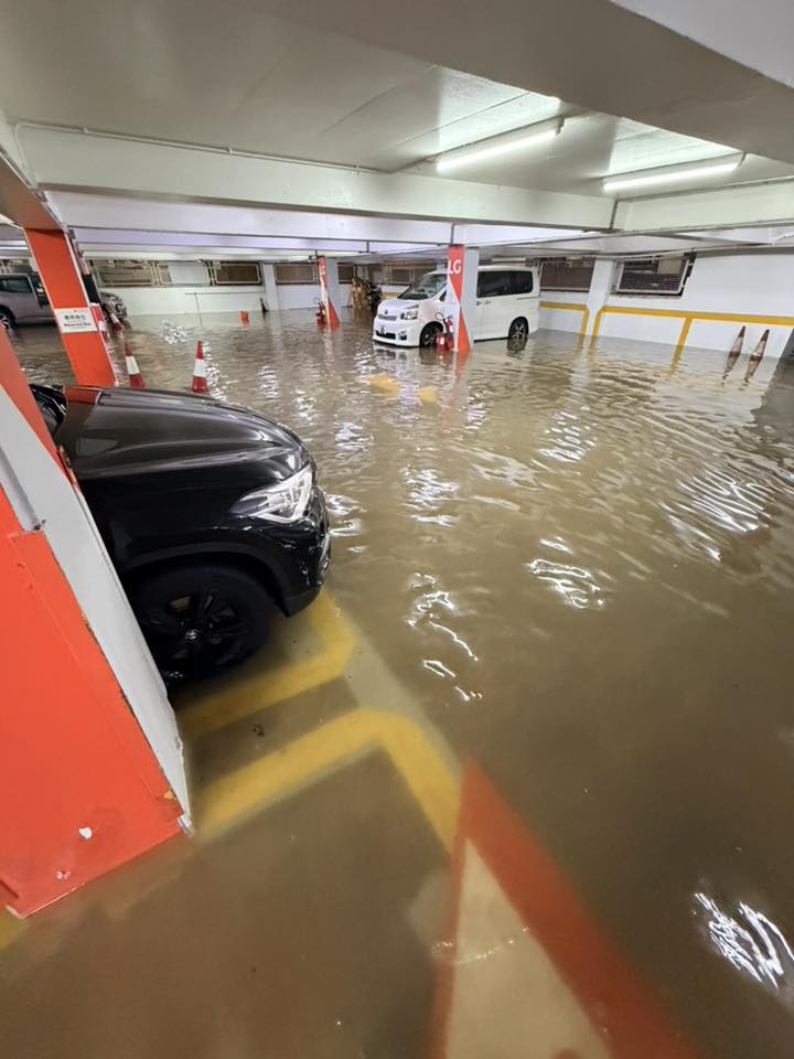 上水多個停車場猶如澤國。網上圖片 上水多個停車場猶如澤國。網上圖片