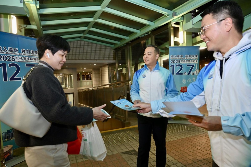 周一鳴（中）到柴灣已婚警察宿舍派發宣傳單張。警察FB