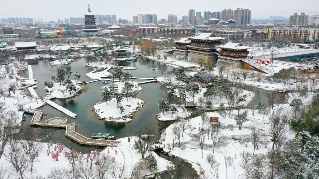 全国多地迎来降雪，2月1日拍摄的河南省洛阳市隋唐洛阳城国家遗址公园。 新华社