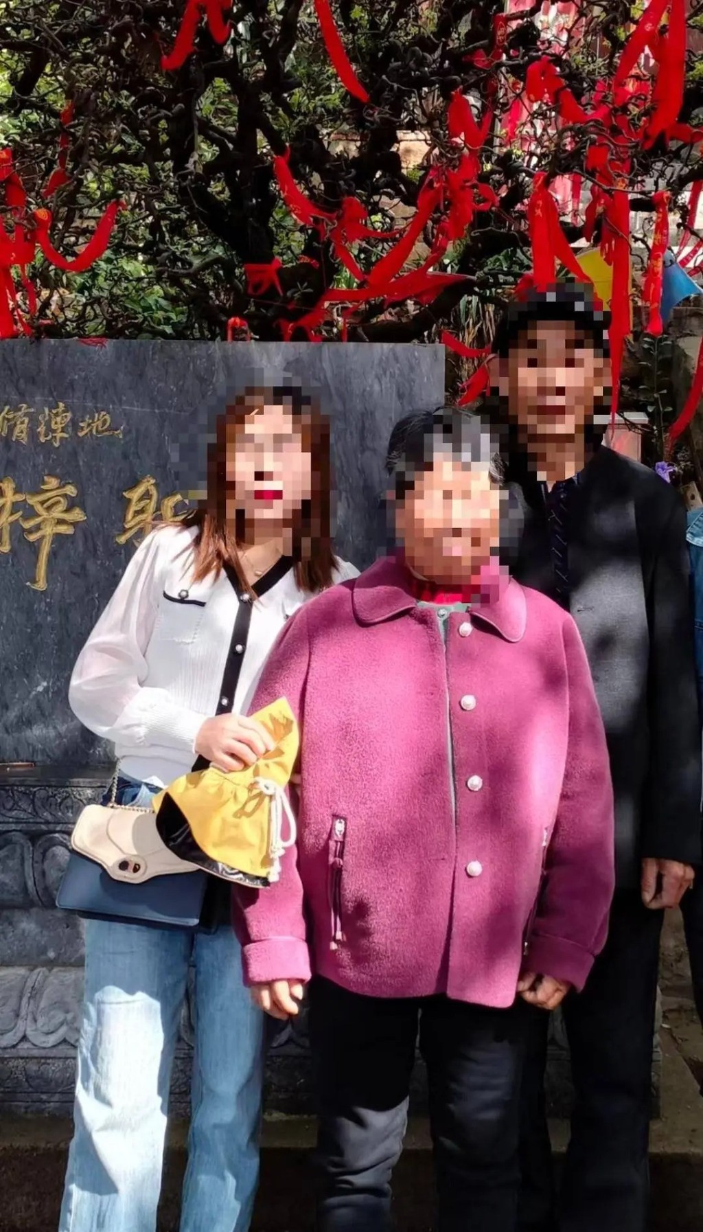 死者朱某群与家人。紫牛新闻 死者朱某群与家人。紫牛新闻