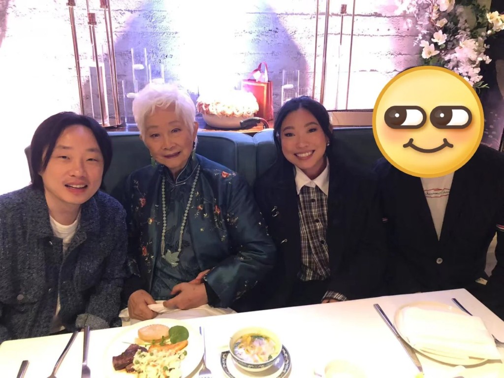 授星典禮結束後,盧燕在比華利山著名的越南餐廳Crustacean內與一眾親友聚餐, 當中多位亞裔演員均有現身,當中包括歐陽萬成(Jimmy O. Yang)。 授星典禮結束後,盧燕在比華利山著名的越南餐廳Crustacean內與一眾親友聚餐, 當中多位亞裔演員均有現身,當中包括歐陽萬成(Jimmy O. Yang)。
