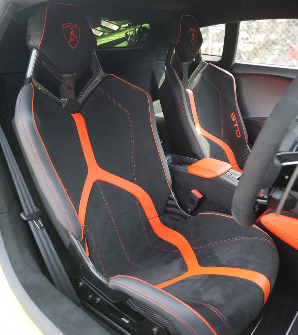 ●碳纖維桶椅配上橙色對比裝飾。