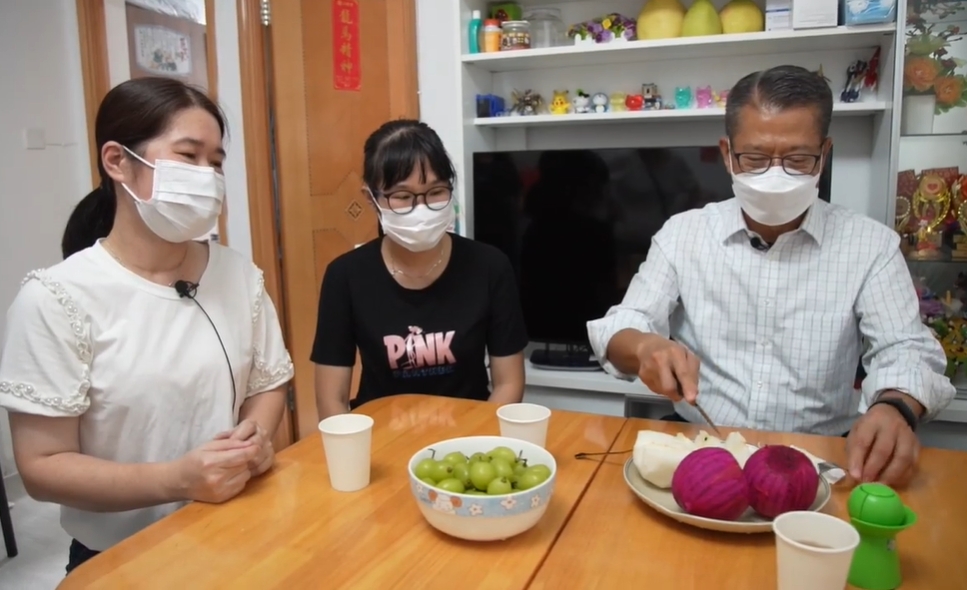 陳茂波探訪住在公屋的家庭，向居民送上水果。陳茂波fb片段截圖