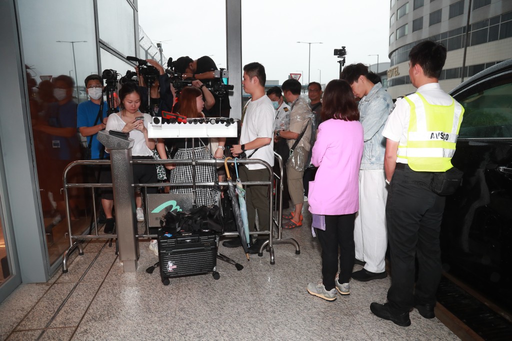 梁朝偉今晨回港，大批傳媒一早在機場等候。  ​
