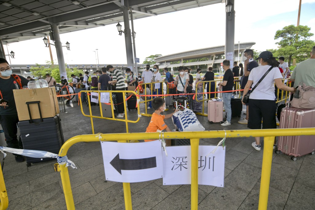 譚耀宗認為放寬措施不影響香港向內地爭取通關。資料圖片