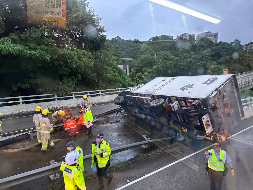 貨車翻側後擱於路中心石壆。車cam L（香港群組）FB