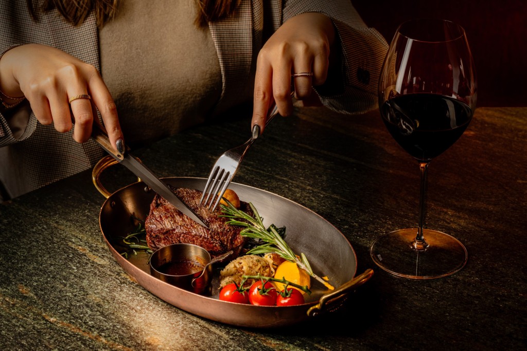 澳洲的 Pardoo 和牛三角肉($788,300克)Pardoo牛肉因在天然環境中飼養而聞名,該地區獨特的氣候與放牧條件賦予了肉品獨特的風味,讓每一口都充滿了自然的精華。 澳洲的 Pardoo 和牛三角肉($788,300克)Pardoo牛肉因在天然環境中飼養而聞名,該地區獨特的氣候與放牧條件賦予了肉品獨特的風味,讓每一口都充滿了自然的精華。