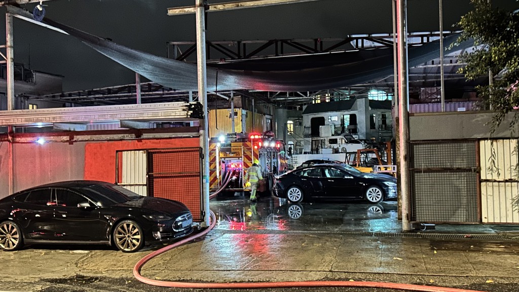 錦上路一個車房起火傳出爆炸聲。蔡楚輝攝
