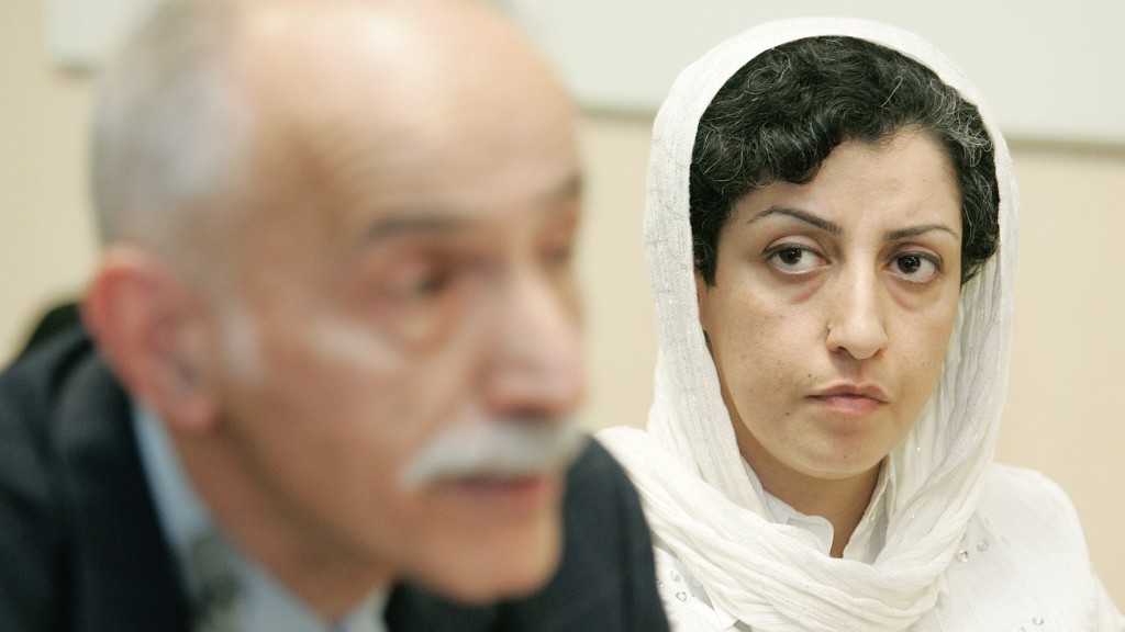 2008年纳尔吉斯（右）在联合国总部听伊朗捍卫人权联盟主席拉希吉发表伊朗人权状况评估报告。 美联社