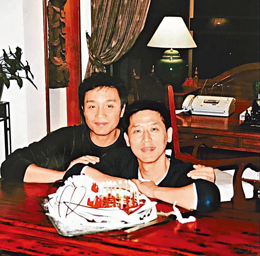 唐唐65岁生日，于社交网上载以往哥哥为他庆祝生日的合照。