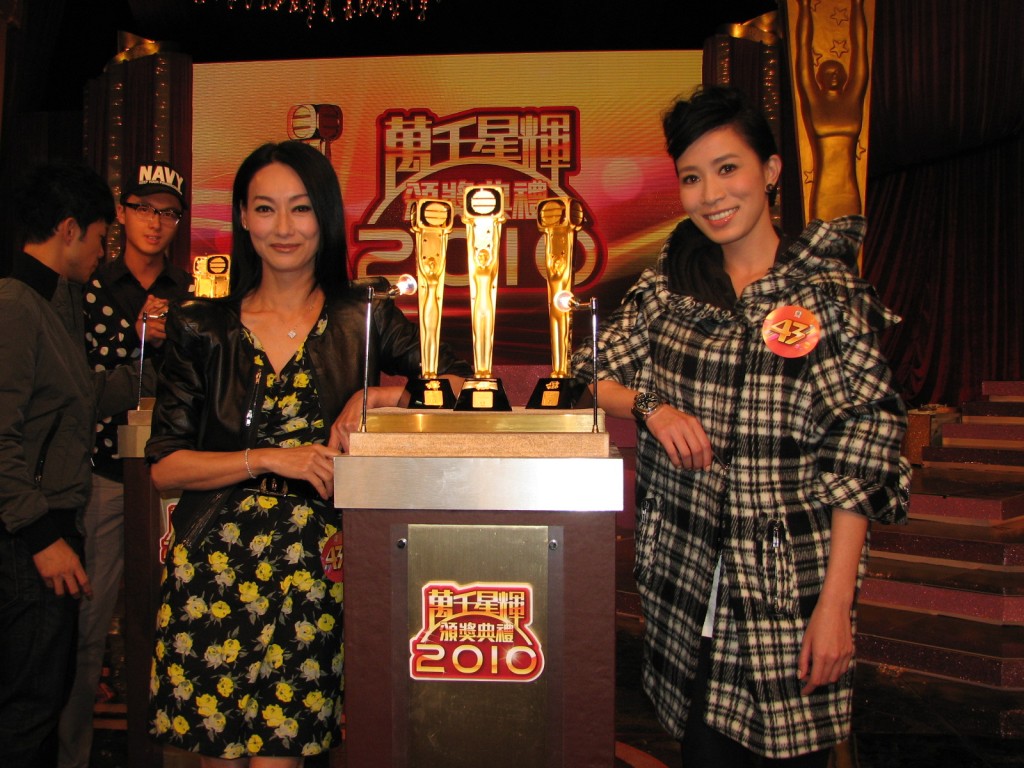 佘诗曼（右）是《万千星辉颁奖典礼》最多得奖记录保持者，共曾夺得11个奖项。
