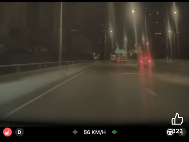 深色私家車越過的士及貨車後繼續向前駛,惟銀色Benz越過的士後失控,撞向貨車車尾。網上片段截圖 深色私家車越過的士及貨車後繼續向前駛,惟銀色Benz越過的士後失控,撞向貨車車尾。網上片段截圖