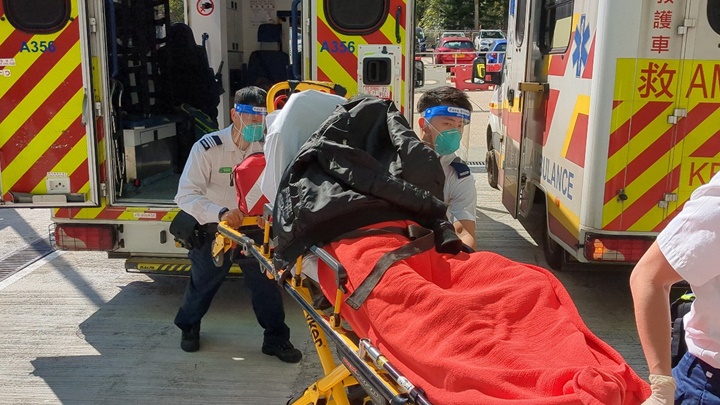 男事主由救護車送院治理。