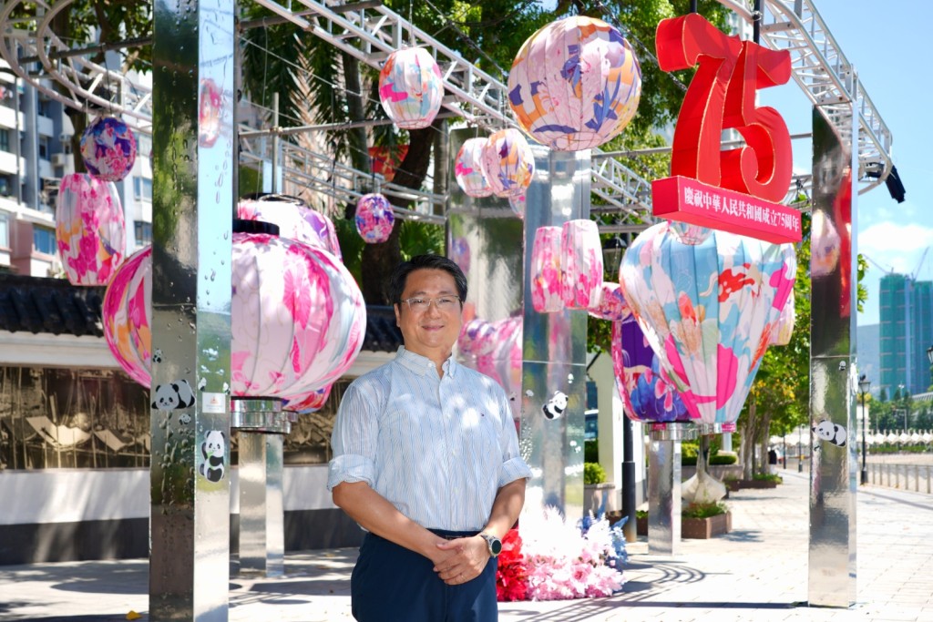 香港仔海滨公园举行大型庆75周年国庆活动，现场多个地方加入大熊猫元素。