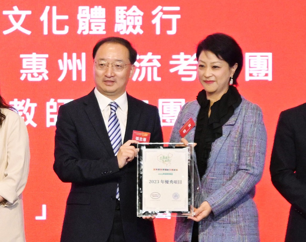 张志华在「百万青年看祖国」主题活动中颁奖。 苏正谦摄