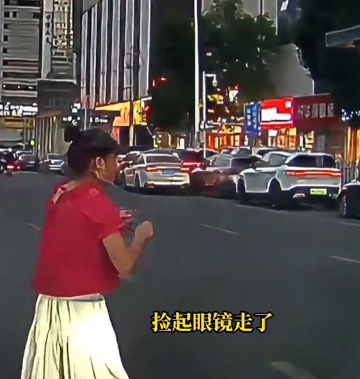 甘肅好心女司機下車扶老伯過馬路，卻被對方反手打飛了眼鏡。抖音＠中外觀察