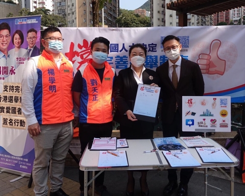 鄭若驊到民建聯街站簽名，支持人大決定。