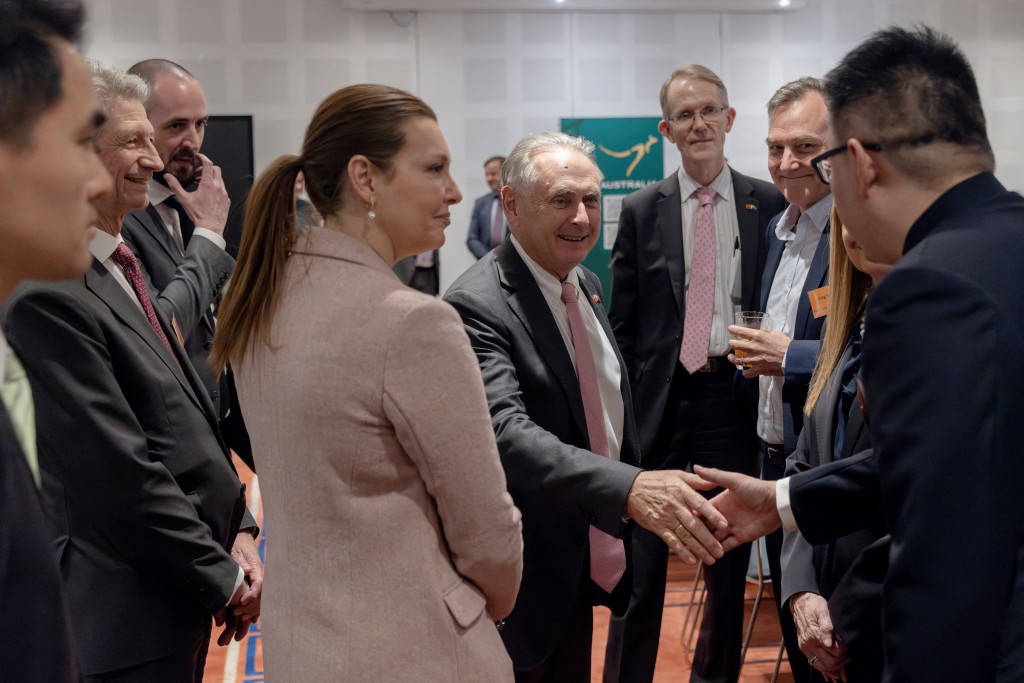 澳洲贸易部长法瑞尔在澳洲驻华大使馆会见澳洲驻华商界代表。路透