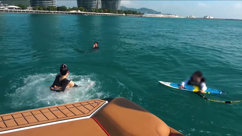 兩人熱到要落水玩。