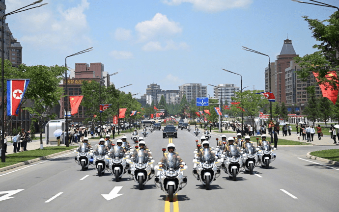 國家主席習近平乘專機抵達平壤,開始對朝鮮進行國事訪問。朝鮮民眾自發在道路兩旁揮手歡迎習近平到訪。 新華社 國家主席習近平乘專機抵達平壤,開始對朝鮮進行國事訪問。朝鮮民眾自發在道路兩旁揮手歡迎習近平到訪。 新華社