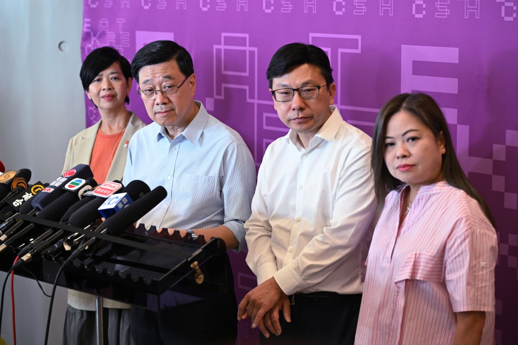 (左二)李家超與各局長參觀東九文化中心後會見傳媒。劉駿軒攝 (左二)李家超與各局長參觀東九文化中心後會見傳媒。劉駿軒攝