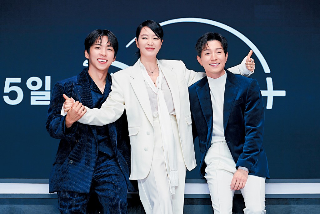 金惠秀「左擁右拖」,似乎對拍檔鄭星一(右)及朱鐘赫十分滿意。