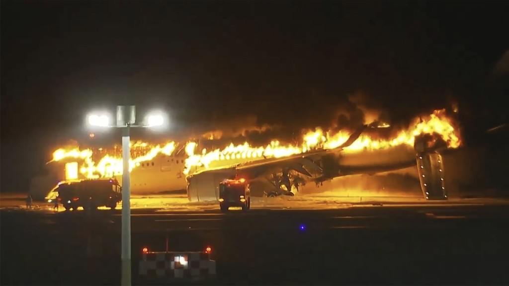 日航客机周二晚降落时与海上保安厅飞机碰撞后起火，全机焚毁。 AP图片