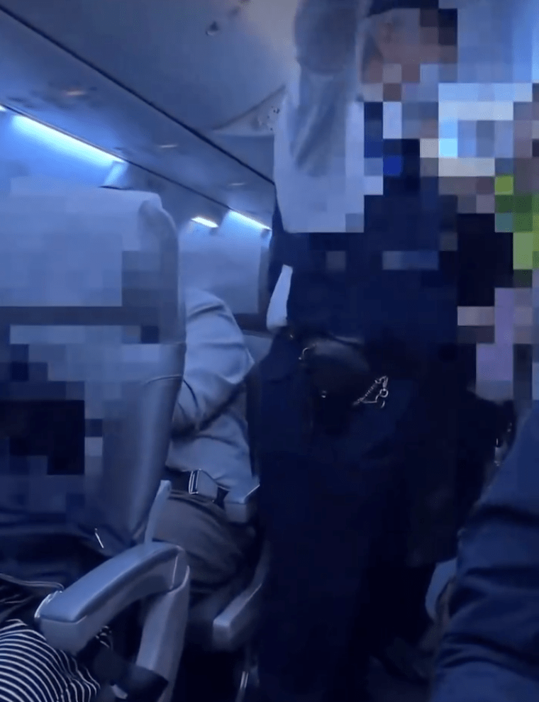 機長召警察上機，帶走爭鬧的男乘客。Threads@sarita77764