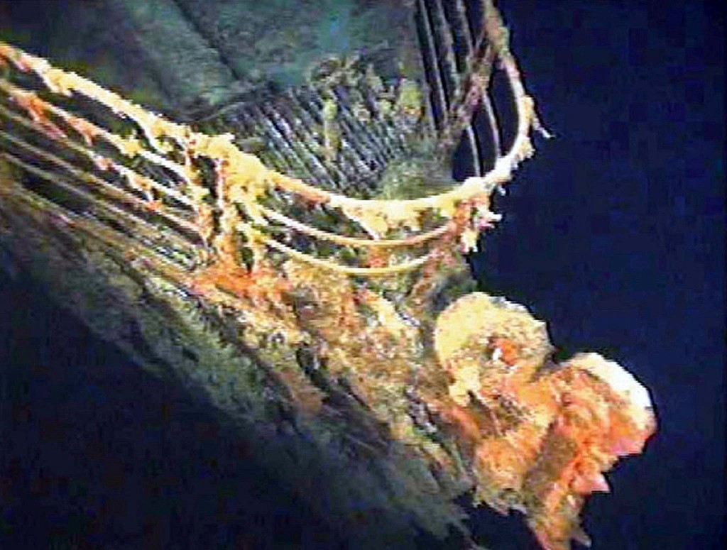 5名乘客原本乘坐潛水艇，前往3800米海底看鐵達尼號殘骸。