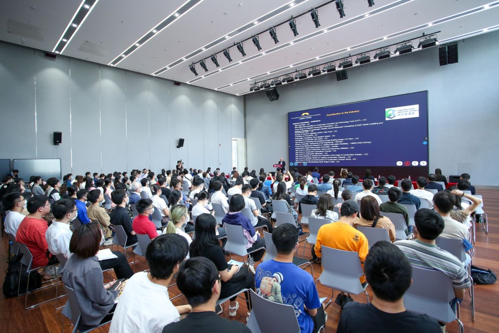 發展局聯同業界於內地多間大學舉辦宣講會，介紹香港建造行業的發展機遇，吸引相關專業人才來港發展。甯漢豪網誌
