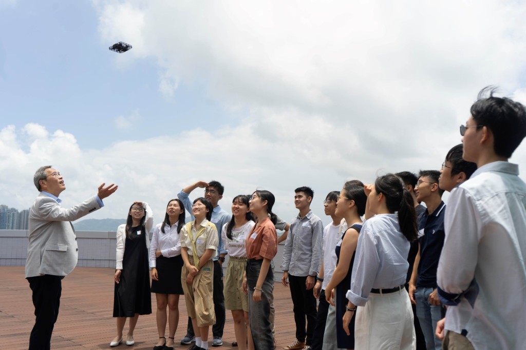 港大医学院院长刘泽星日前与多名获直接取录的新生欢聚，分享即将开始的崭新医科学习历程。港大医学院提供