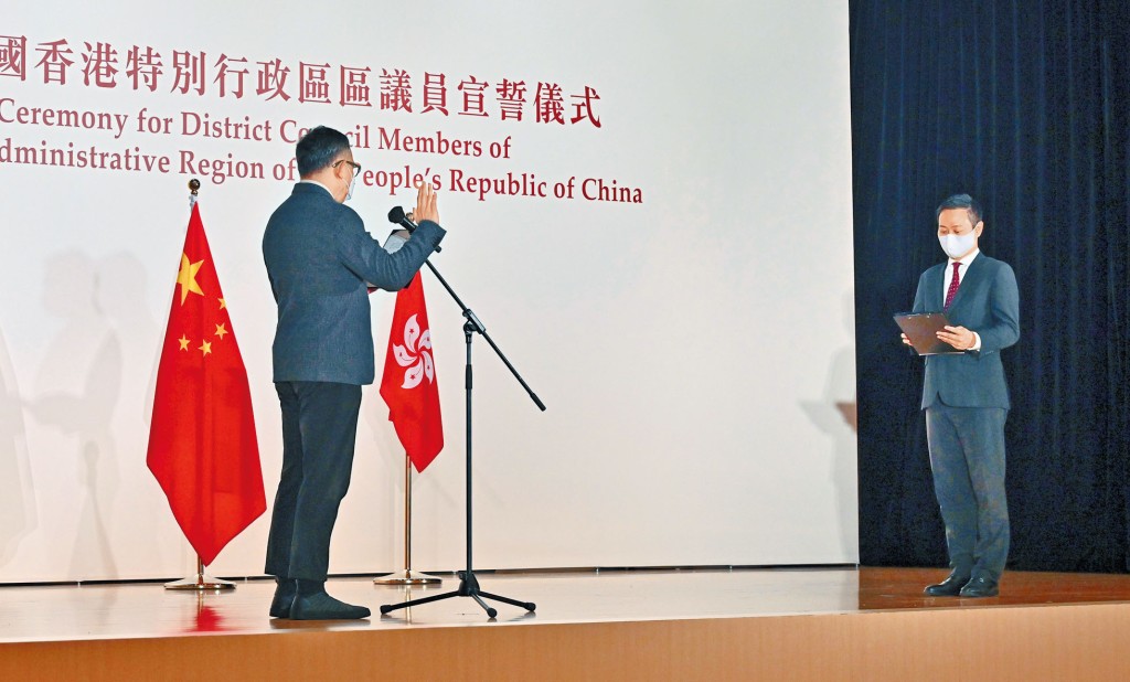 ■徐英伟昨主持首场区议员宣誓仪式。