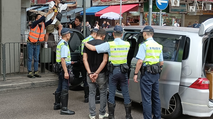 警員檢獲毒品,拘捕南亞裔男子。